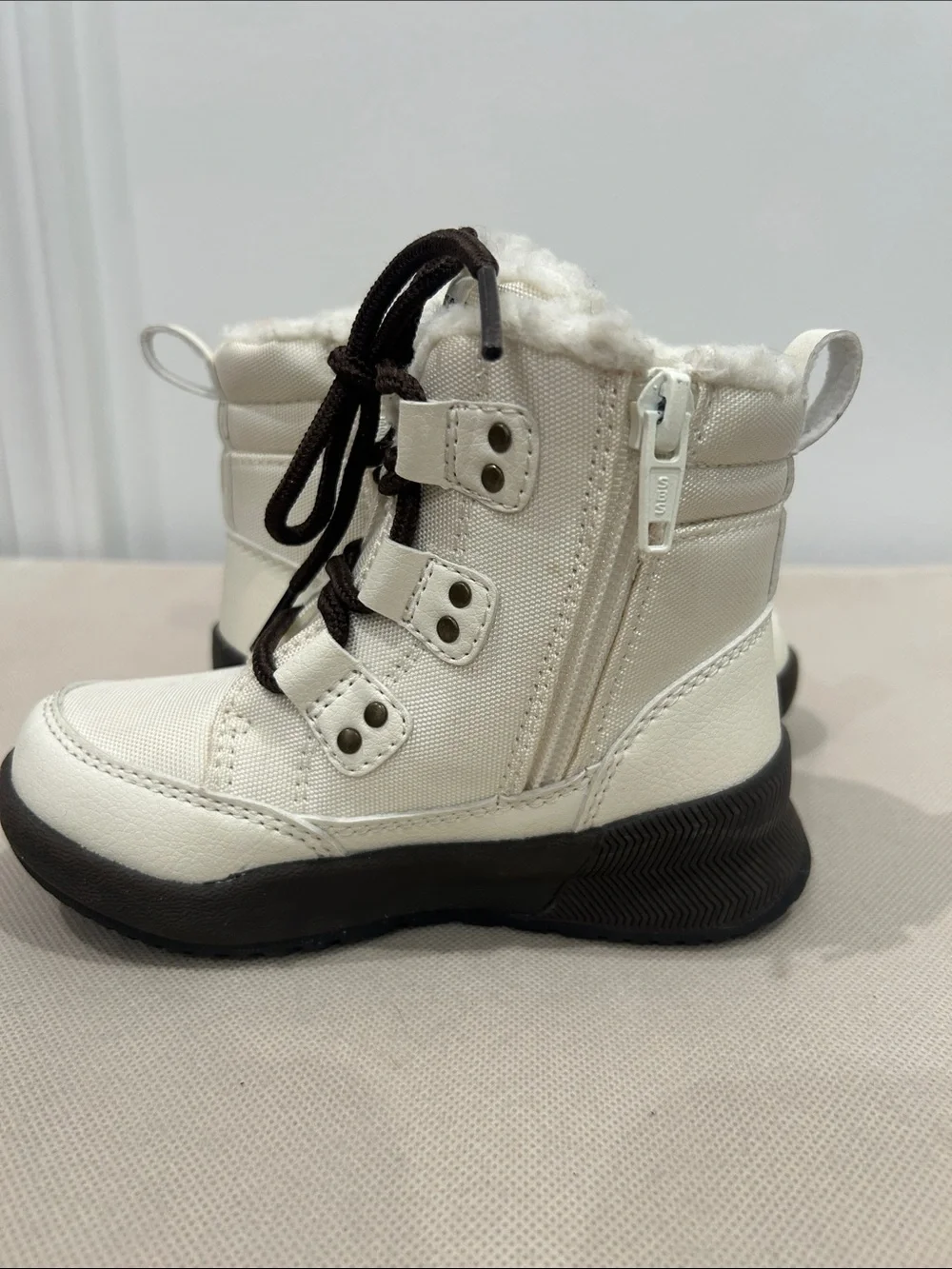 Polo Ralph Lauren Girl’s snow boots featuring a white nylon upper, Size 8